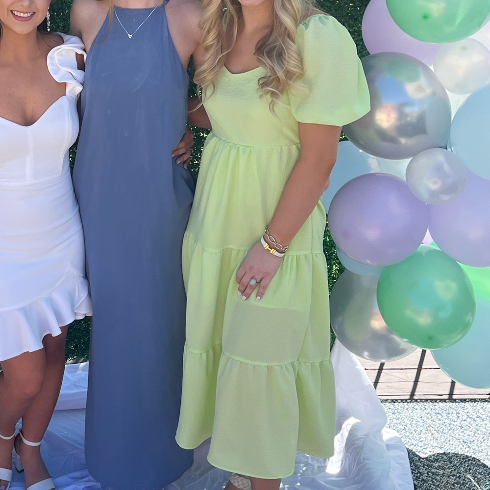 Perfect Spring time dress! Worn once for Bridal Shower got SO many compliments!